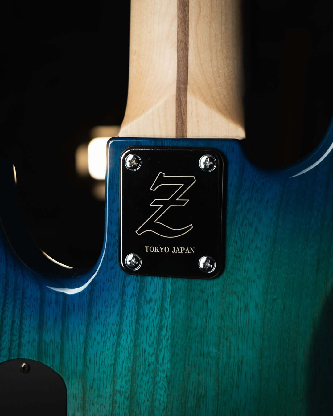 Atelier Z M265 Blue Burst 2025 - Bajo Eléctrico | Diseñados y construidos en Tokyo, Japón, la serie Magnitude de Atelier Z tiene un sonido característico y ortodoxo que se adapta a todos los estilos de música en donde se pueda desempeñar un jazz bass, ade