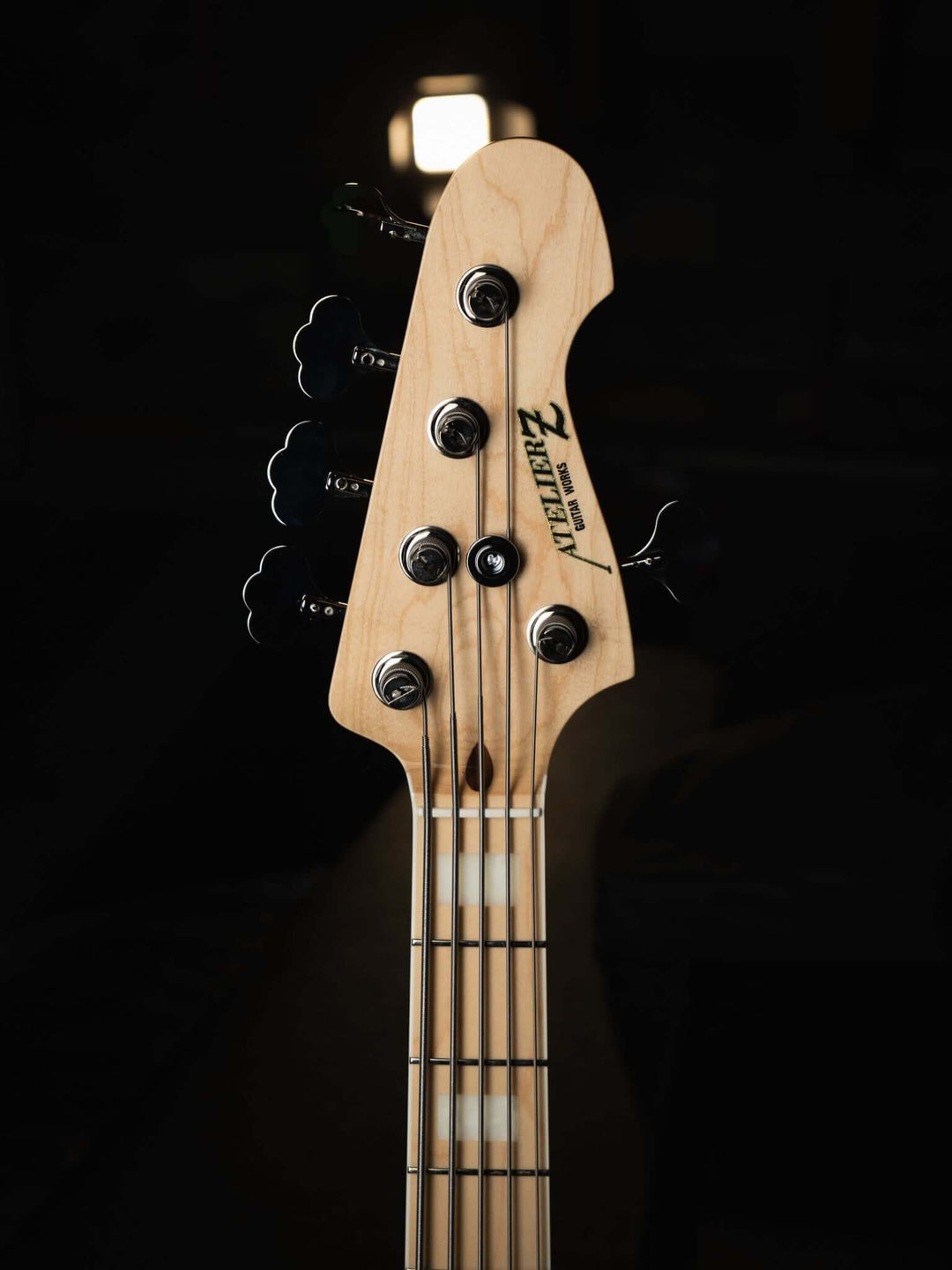 Atelier Z M265 Blue Burst 2025 - Bajo Eléctrico | Diseñados y construidos en Tokyo, Japón, la serie Magnitude de Atelier Z tiene un sonido característico y ortodoxo que se adapta a todos los estilos de música en donde se pueda desempeñar un jazz bass, ade