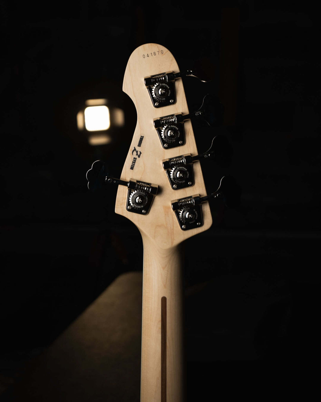 Atelier Z M265 Blue Burst 2025 - Bajo Eléctrico | Diseñados y construidos en Tokyo, Japón, la serie Magnitude de Atelier Z tiene un sonido característico y ortodoxo que se adapta a todos los estilos de música en donde se pueda desempeñar un jazz bass, ade