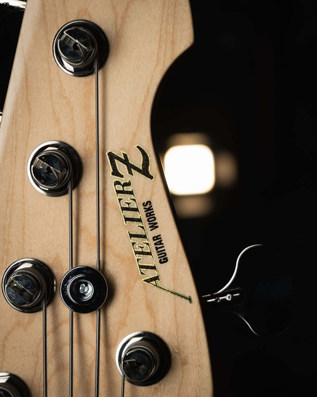 Atelier Z M265 Blue Burst 2025 - Bajo Eléctrico | Diseñados y construidos en Tokyo, Japón, la serie Magnitude de Atelier Z tiene un sonido característico y ortodoxo que se adapta a todos los estilos de música en donde se pueda desempeñar un jazz bass, ade