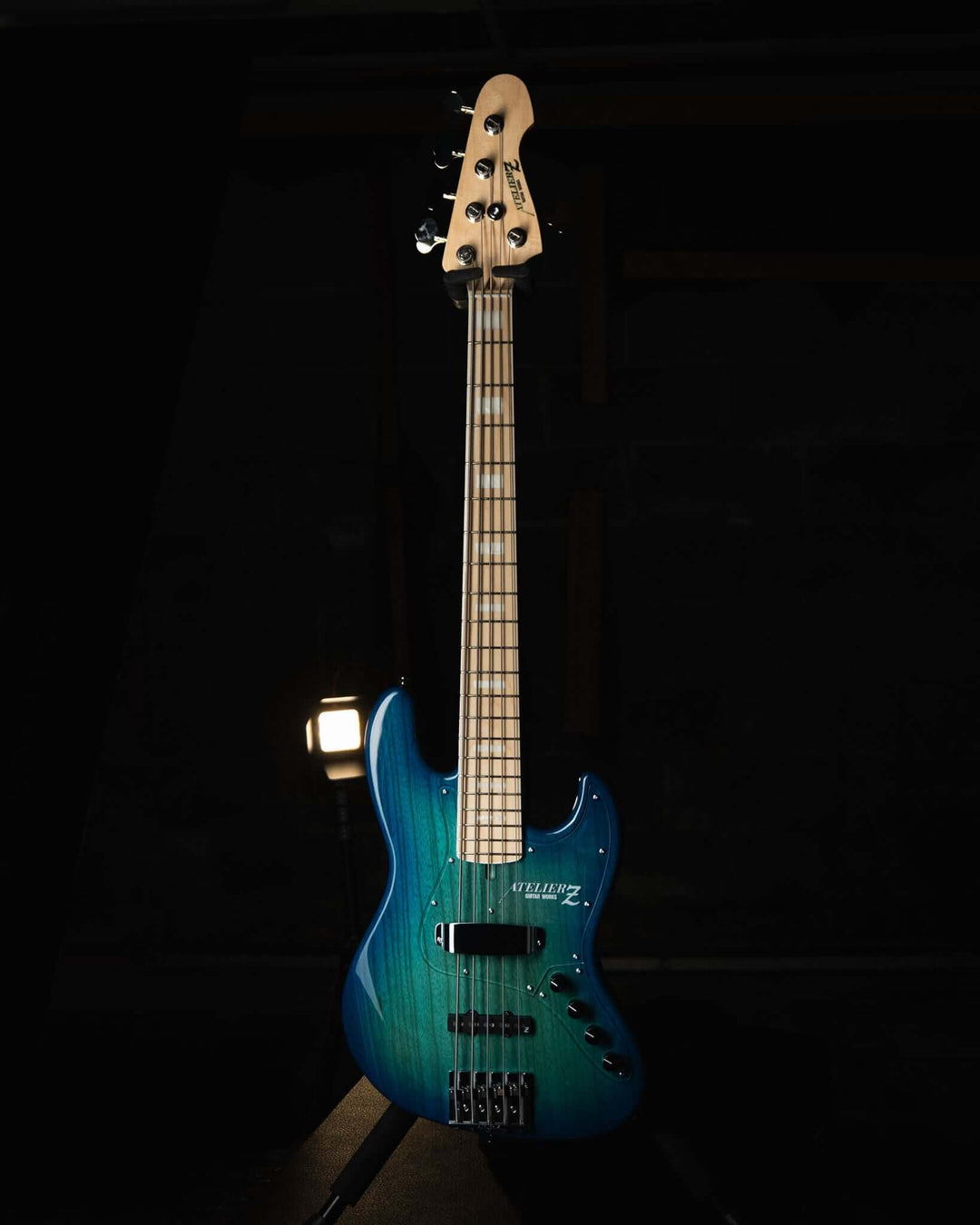 Atelier Z M265 Blue Burst 2025 - Bajo Eléctrico | Diseñados y construidos en Tokyo, Japón, la serie Magnitude de Atelier Z tiene un sonido característico y ortodoxo que se adapta a todos los estilos de música en donde se pueda desempeñar un jazz bass, ade