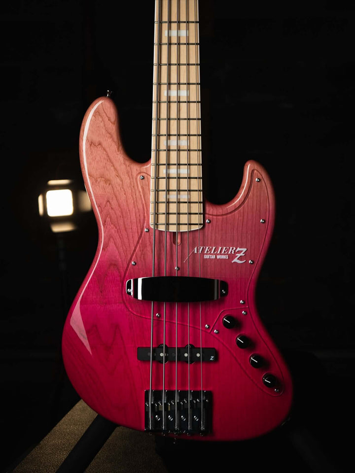 Atelier Z M265 Fade Pink NAMM Show 2025 - Bajo Eléctrico | Diseñados y construidos en Tokyo, Japón, la serie Magnitude de Atelier Z tiene un sonido característico y ortodoxo que se adapta a todos los estilos de música en donde se pueda desempeñar un jazz