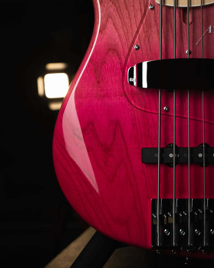 Atelier Z M265 Fade Pink NAMM Show 2025 - Bajo Eléctrico | Diseñados y construidos en Tokyo, Japón, la serie Magnitude de Atelier Z tiene un sonido característico y ortodoxo que se adapta a todos los estilos de música en donde se pueda desempeñar un jazz