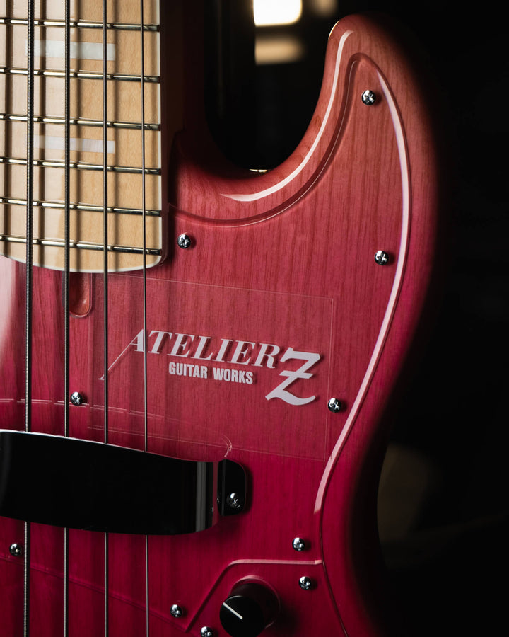Atelier Z M265 Fade Pink NAMM Show 2025 - Bajo Eléctrico | Diseñados y construidos en Tokyo, Japón, la serie Magnitude de Atelier Z tiene un sonido característico y ortodoxo que se adapta a todos los estilos de música en donde se pueda desempeñar un jazz