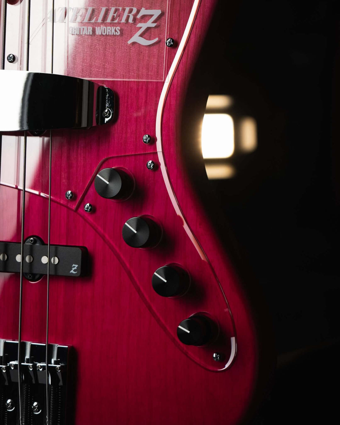 Atelier Z M265 Fade Pink NAMM Show 2025 - Bajo Eléctrico | Diseñados y construidos en Tokyo, Japón, la serie Magnitude de Atelier Z tiene un sonido característico y ortodoxo que se adapta a todos los estilos de música en donde se pueda desempeñar un jazz