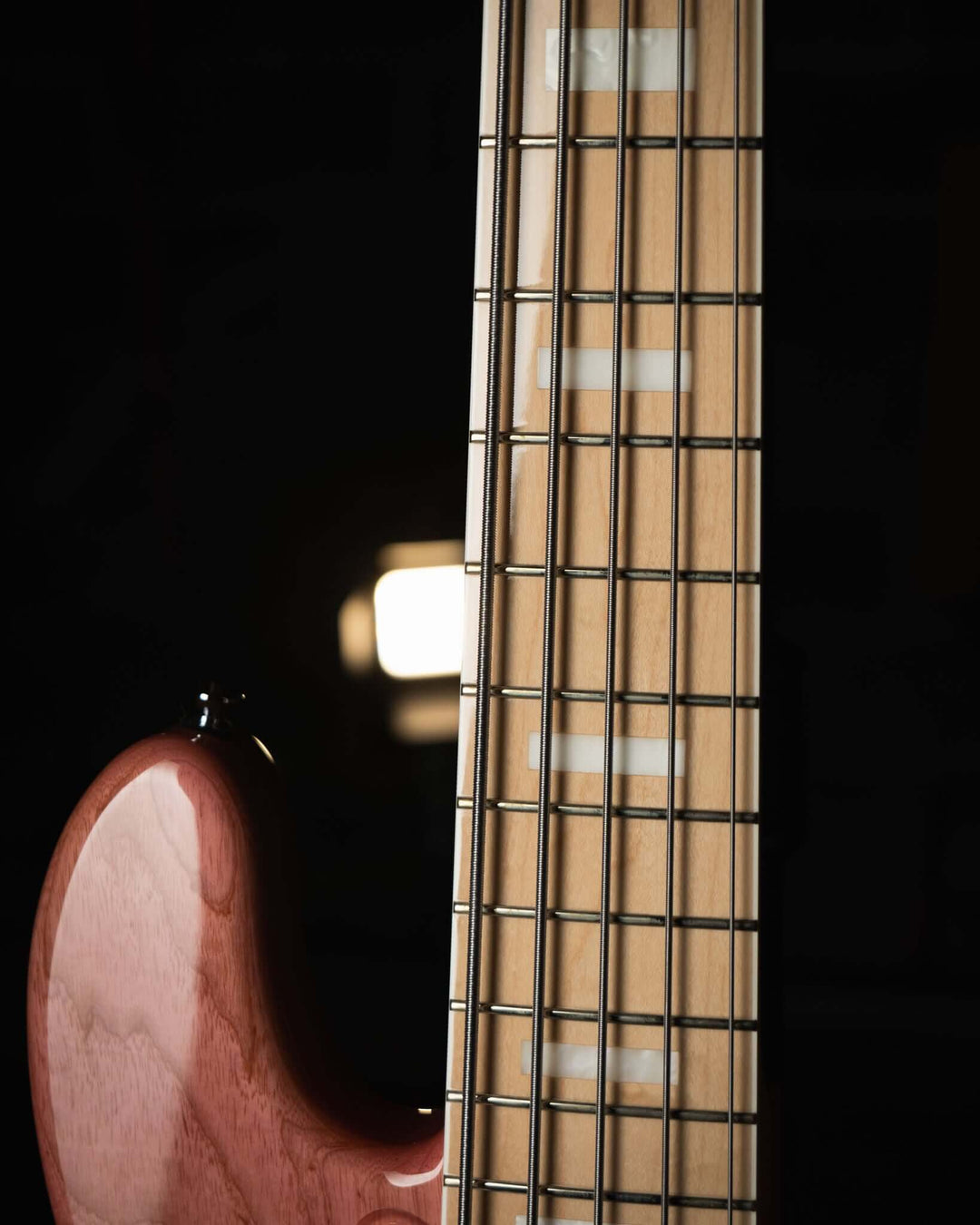 Atelier Z M265 Fade Pink NAMM Show 2025 - Bajo Eléctrico | Diseñados y construidos en Tokyo, Japón, la serie Magnitude de Atelier Z tiene un sonido característico y ortodoxo que se adapta a todos los estilos de música en donde se pueda desempeñar un jazz