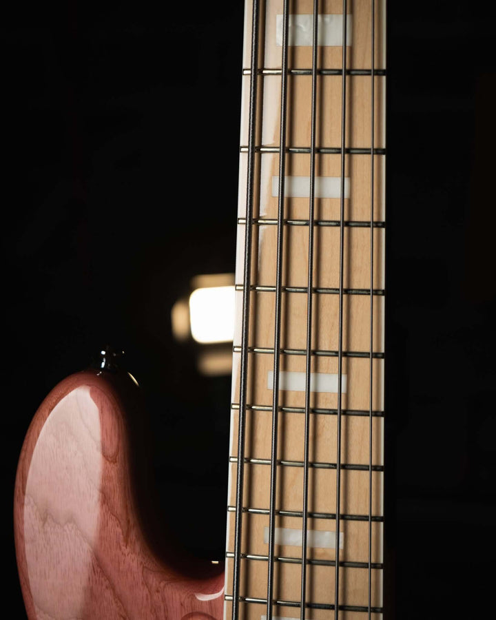 Atelier Z M265 Fade Pink NAMM Show 2025 - Bajo Eléctrico | Diseñados y construidos en Tokyo, Japón, la serie Magnitude de Atelier Z tiene un sonido característico y ortodoxo que se adapta a todos los estilos de música en donde se pueda desempeñar un jazz