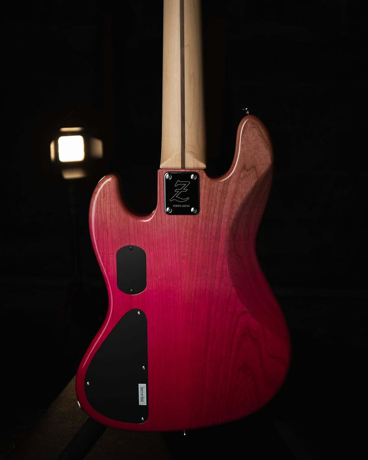 Atelier Z M265 Fade Pink NAMM Show 2025 - Bajo Eléctrico | Diseñados y construidos en Tokyo, Japón, la serie Magnitude de Atelier Z tiene un sonido característico y ortodoxo que se adapta a todos los estilos de música en donde se pueda desempeñar un jazz