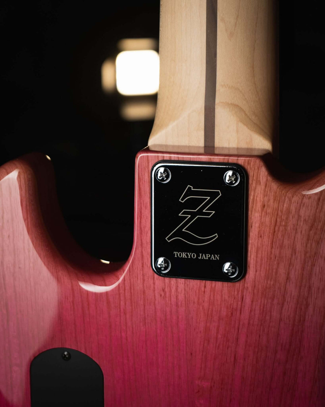 Atelier Z M265 Fade Pink NAMM Show 2025 - Bajo Eléctrico | Diseñados y construidos en Tokyo, Japón, la serie Magnitude de Atelier Z tiene un sonido característico y ortodoxo que se adapta a todos los estilos de música en donde se pueda desempeñar un jazz