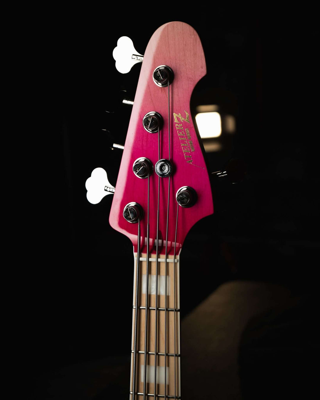 Atelier Z M265 Fade Pink NAMM Show 2025 - Bajo Eléctrico | Diseñados y construidos en Tokyo, Japón, la serie Magnitude de Atelier Z tiene un sonido característico y ortodoxo que se adapta a todos los estilos de música en donde se pueda desempeñar un jazz