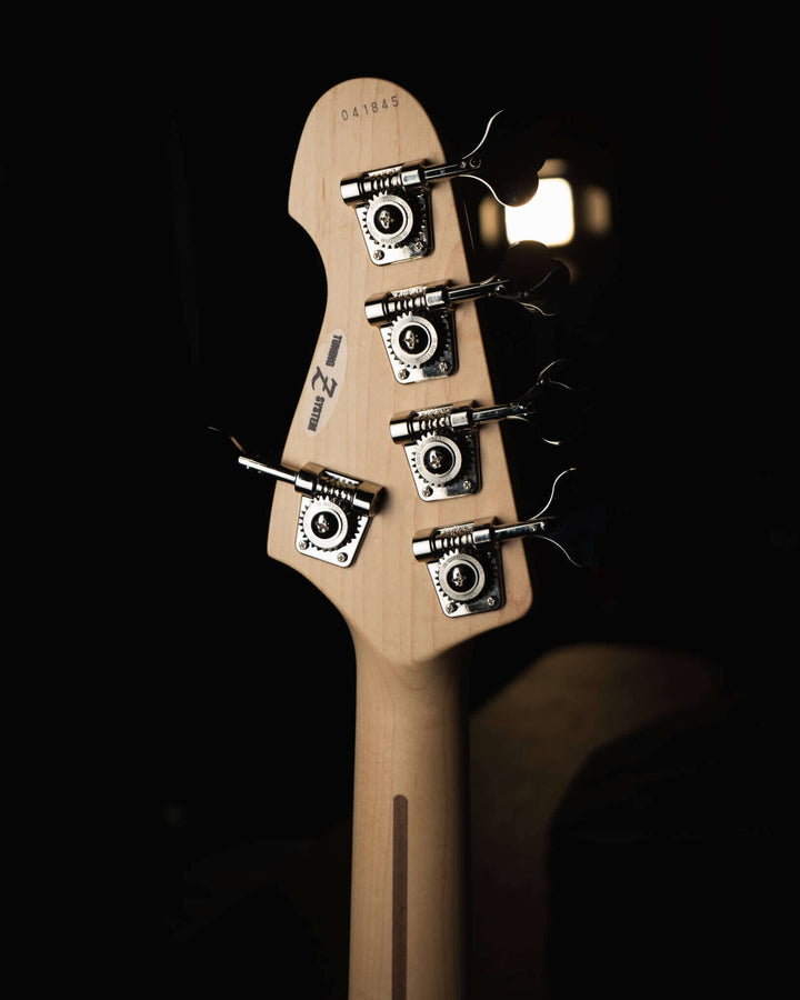 Atelier Z M265 Fade Pink NAMM Show 2025 - Bajo Eléctrico | Diseñados y construidos en Tokyo, Japón, la serie Magnitude de Atelier Z tiene un sonido característico y ortodoxo que se adapta a todos los estilos de música en donde se pueda desempeñar un jazz