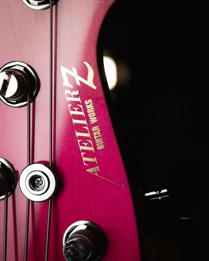 Atelier Z M265 Fade Pink NAMM Show 2025 - Bajo Eléctrico | Diseñados y construidos en Tokyo, Japón, la serie Magnitude de Atelier Z tiene un sonido característico y ortodoxo que se adapta a todos los estilos de música en donde se pueda desempeñar un jazz