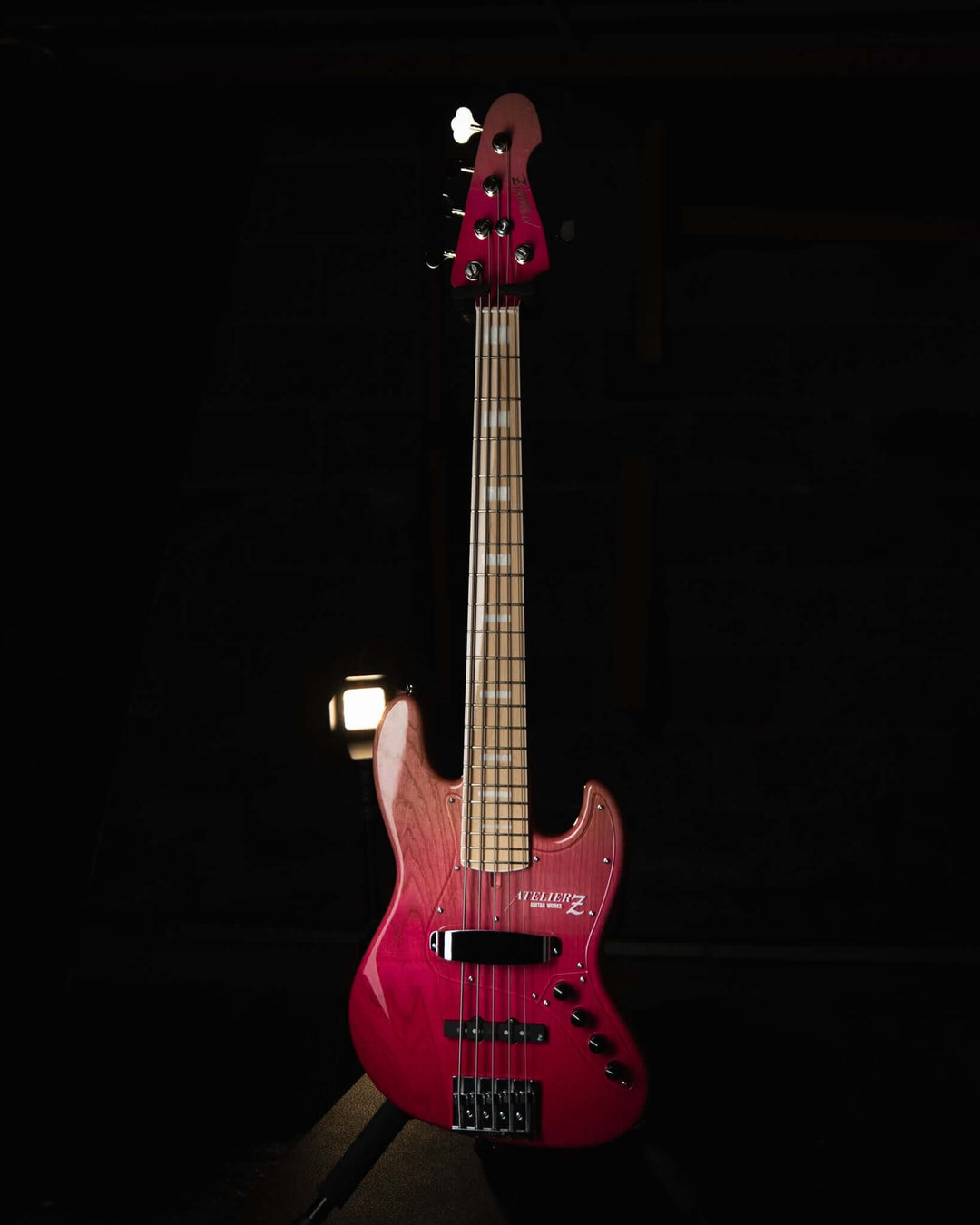 Atelier Z M265 Fade Pink NAMM Show 2025 - Bajo Eléctrico | Diseñados y construidos en Tokyo, Japón, la serie Magnitude de Atelier Z tiene un sonido característico y ortodoxo que se adapta a todos los estilos de música en donde se pueda desempeñar un jazz