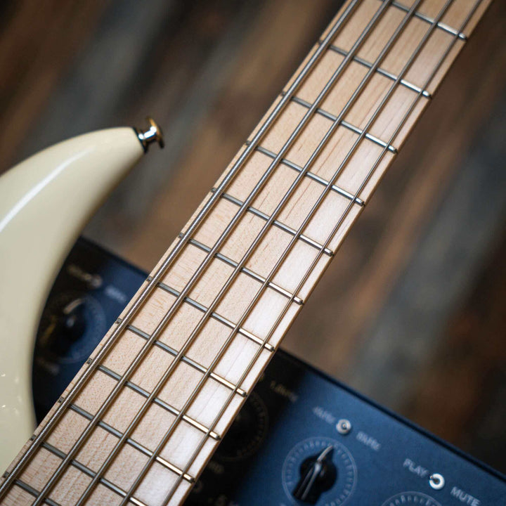 F Bass BN5 Olympic White 2018 - Bajo Eléctrico | The BN series is the product of 40+ years of F Bass evolution. While it has roots stemming from the original Jazz Bass, it has slowly morphed into our signature sound, feel, and look. The BN series’ voice l