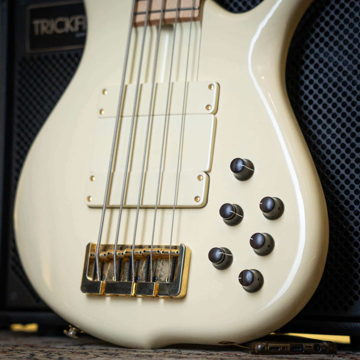 F Bass BN5 Olympic White 2018 - Bajo Eléctrico | The BN series is the product of 40+ years of F Bass evolution. While it has roots stemming from the original Jazz Bass, it has slowly morphed into our signature sound, feel, and look. The BN series’ voice l