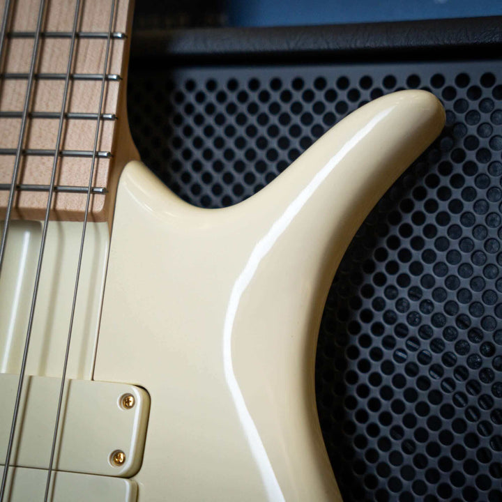 F Bass BN5 Olympic White 2018 - Bajo Eléctrico | The BN series is the product of 40+ years of F Bass evolution. While it has roots stemming from the original Jazz Bass, it has slowly morphed into our signature sound, feel, and look. The BN series’ voice l