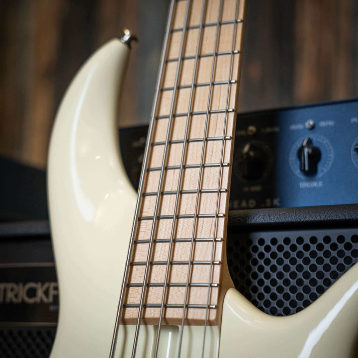 F Bass BN5 Olympic White 2018 - Bajo Eléctrico | The BN series is the product of 40+ years of F Bass evolution. While it has roots stemming from the original Jazz Bass, it has slowly morphed into our signature sound, feel, and look. The BN series’ voice l