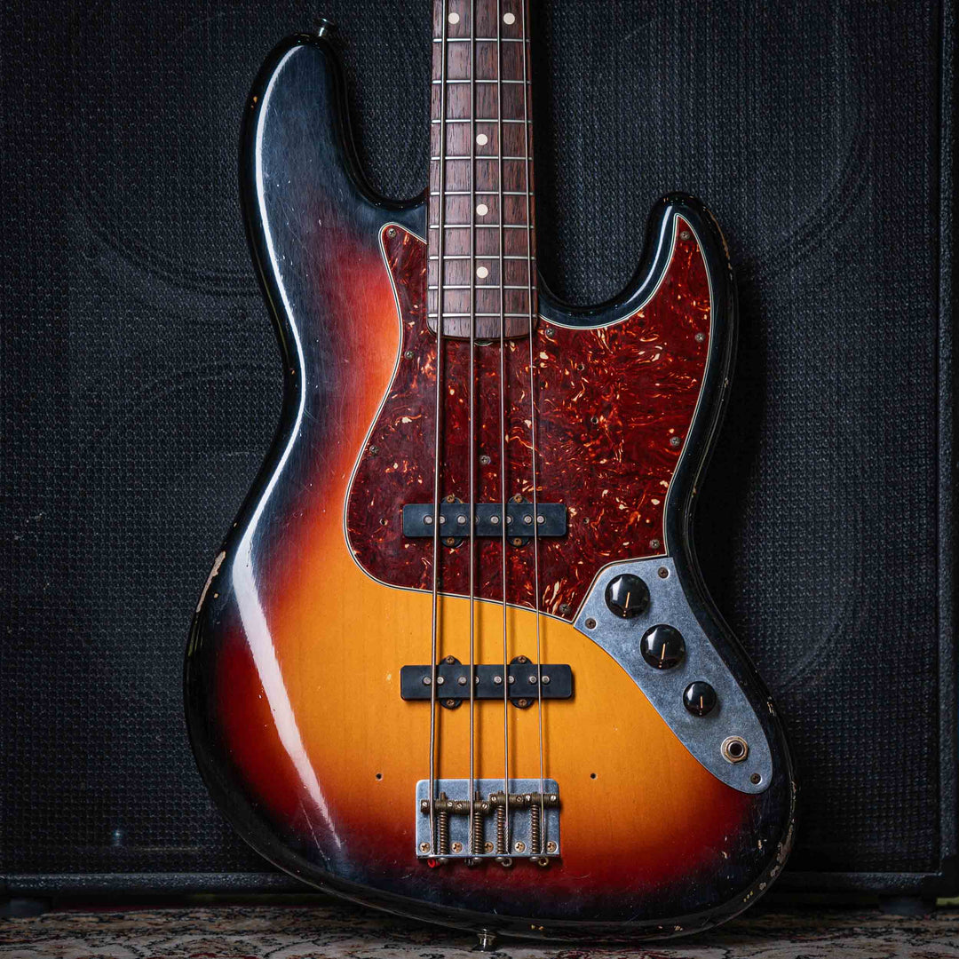 Fender Jazz Bass Custom Shop 64 Sunburst 2019 - Bajo Eléctrico | El Fender Jazz Bass Custom Shop '64 es una versión de lujo del legendario bajo eléctrico Jazz Bass de Fender, diseñado para replicar fielmente el aspecto, sonido y sensación vintage del mode