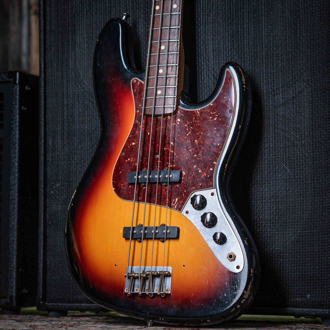 Fender Jazz Bass Custom Shop 64 Sunburst 2019 - Bajo Eléctrico | El Fender Jazz Bass Custom Shop '64 es una versión de lujo del legendario bajo eléctrico Jazz Bass de Fender, diseñado para replicar fielmente el aspecto, sonido y sensación vintage del mode