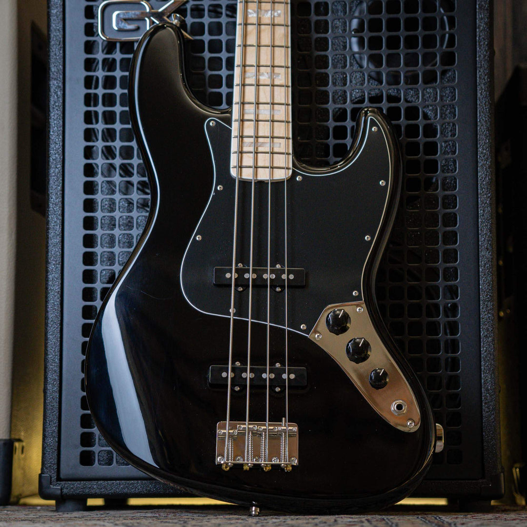 Fender Jazz Bass American Original 70s Black 2019 - Bajo Eléctrico | Cuerpo • Modelo: American Vintage '70 Jazz Bass®• Madera: Ash• Terminación: Natural Gloss Urethane Brazo • Madera: Maple• Perfil: “U”• Terminación: Gloss Urethane • Espaciado: 19 mm• Esc