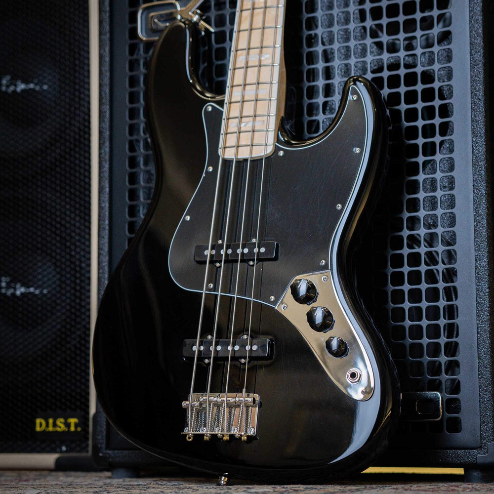 Fender Jazz Bass American Original 70s Black 2019 - Bajo Eléctrico | Cuerpo • Modelo: American Vintage '70 Jazz Bass®• Madera: Ash• Terminación: Natural Gloss Urethane Brazo • Madera: Maple• Perfil: “U”• Terminación: Gloss Urethane • Espaciado: 19 mm• Esc
