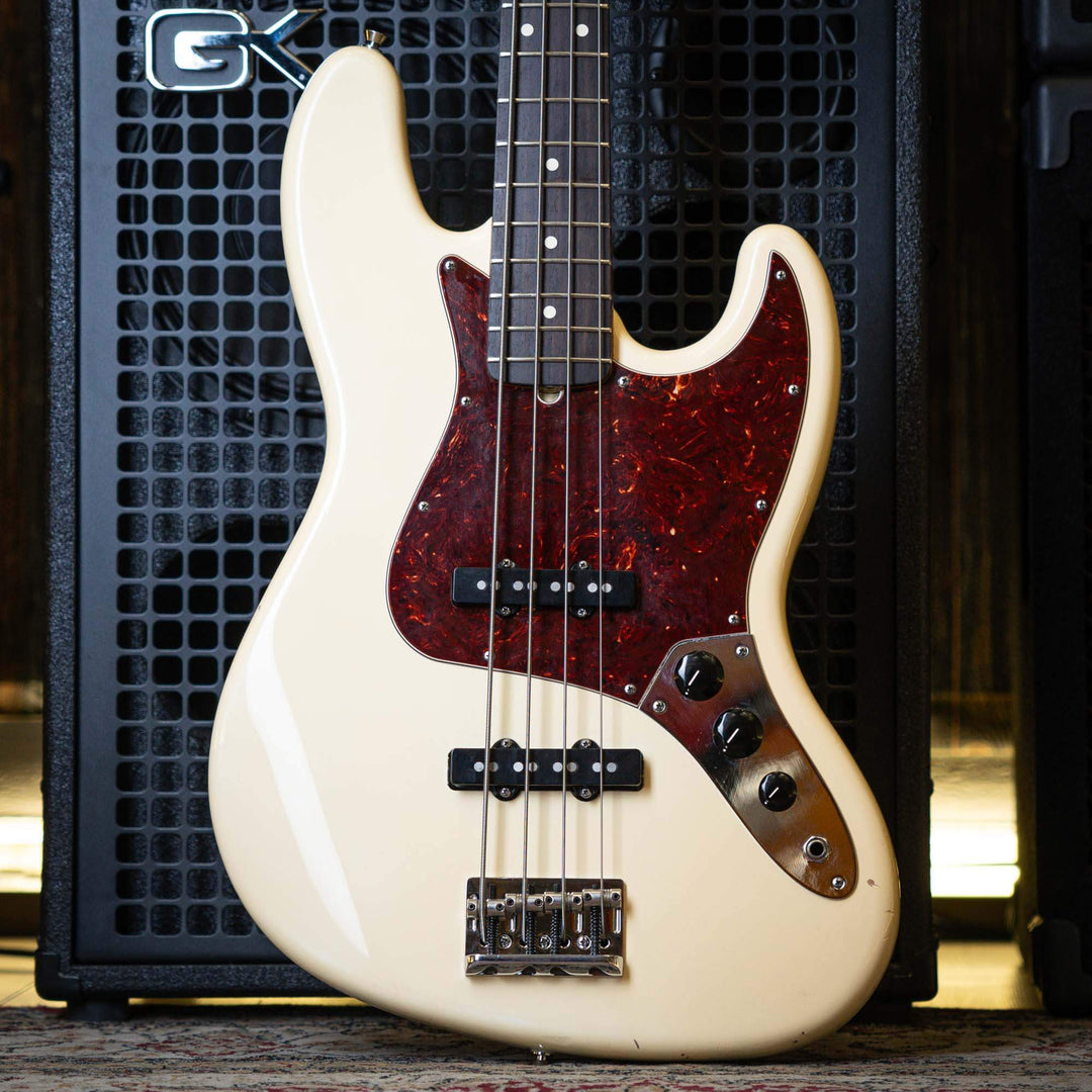 Fender Jazz Bass American Standard Olympic White 2011 - Bajo Eléctrico | The Fender American Standard Jazz Bass makes a classic instrument even better! In addition to its legendary offset-waist body and slender neck design, the Fender American Jazz Bass s