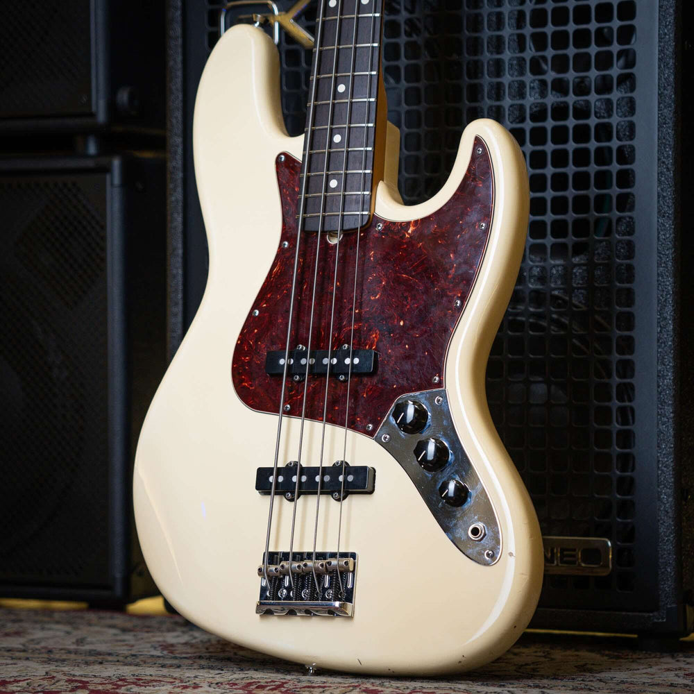 Fender Jazz Bass American Standard Olympic White 2011 - Bajo Eléctrico | The Fender American Standard Jazz Bass makes a classic instrument even better! In addition to its legendary offset-waist body and slender neck design, the Fender American Jazz Bass s