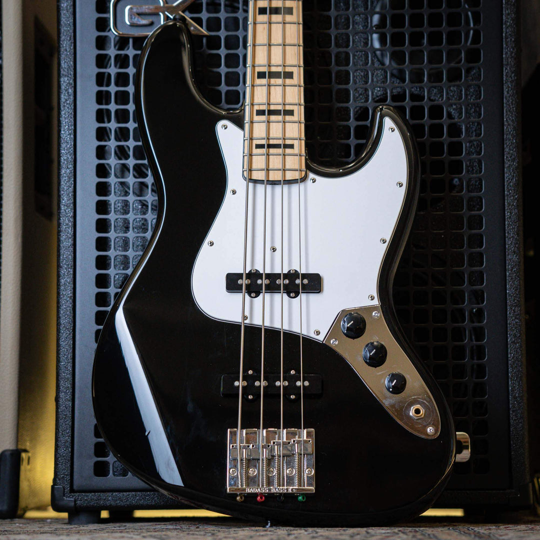Fender Jazz Bass Geddy Lee Black Mij 2007 - Bajo Eléctrico | Cuerpo • Modelo: Jazz Bass Geddy Lee• Madera: Alder• Terminación: Polyurethane Brazo • Madera: Maple• Perfil: “C”• Terminación: gloss• Espaciado: 19 mm• Escala: 34” • Nuez: Synthetic Bone Diapas