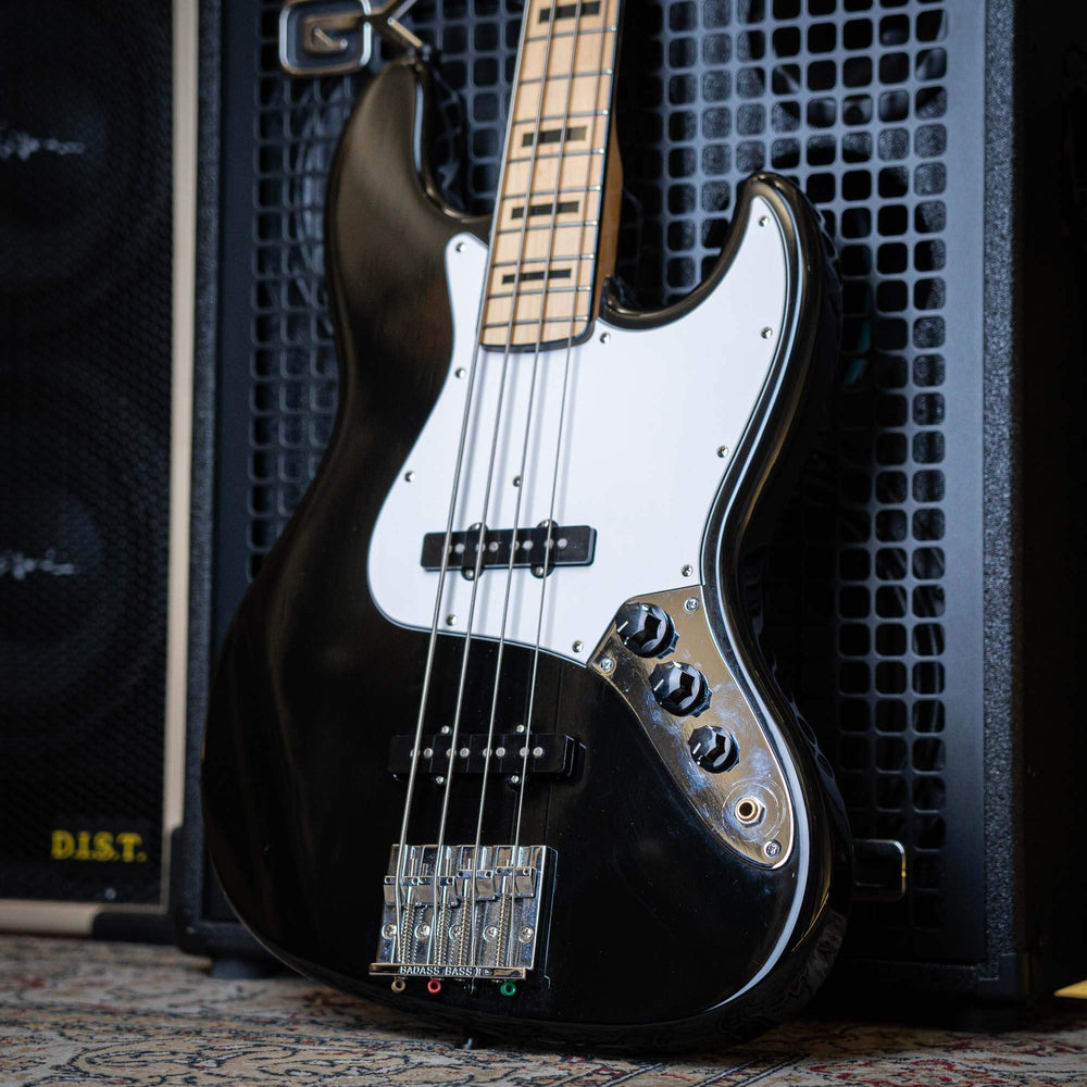 Fender Jazz Bass Geddy Lee Black Mij 2007 - Bajo Eléctrico | Cuerpo • Modelo: Jazz Bass Geddy Lee• Madera: Alder• Terminación: Polyurethane Brazo • Madera: Maple• Perfil: “C”• Terminación: gloss• Espaciado: 19 mm• Escala: 34” • Nuez: Synthetic Bone Diapas