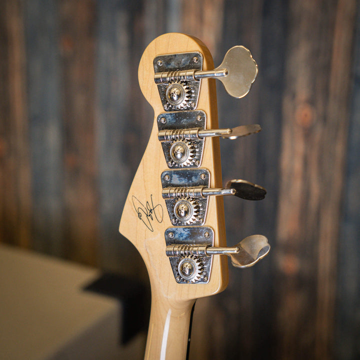 Fender Jazz Bass Geddy Lee Black Mij 2007 - Bajo Eléctrico | Cuerpo • Modelo: Jazz Bass Geddy Lee• Madera: Alder• Terminación: Polyurethane Brazo • Madera: Maple• Perfil: “C”• Terminación: gloss• Espaciado: 19 mm• Escala: 34” • Nuez: Synthetic Bone Diapas