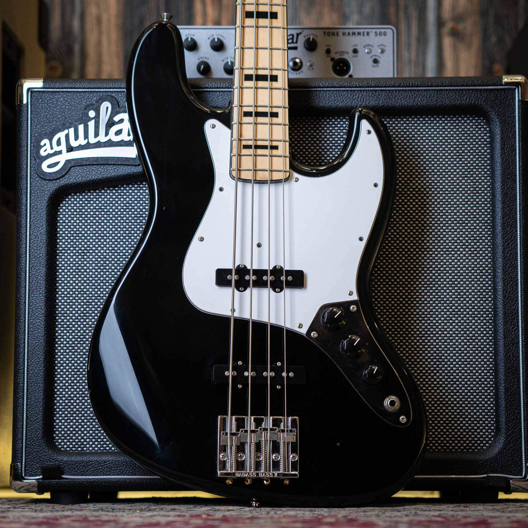 Fender Jazz Bass Geddy Lee Black Mij 2007 (S069259) - Bajo Eléctrico | Cuerpo • Modelo: Jazz Bass Geddy Lee• Madera: Alder• Terminación: Polyurethane Brazo • Madera: Maple• Perfil: “C”• Terminación: gloss• Espaciado: 19 mm• Escala: 34” • Nuez: Synthetic B