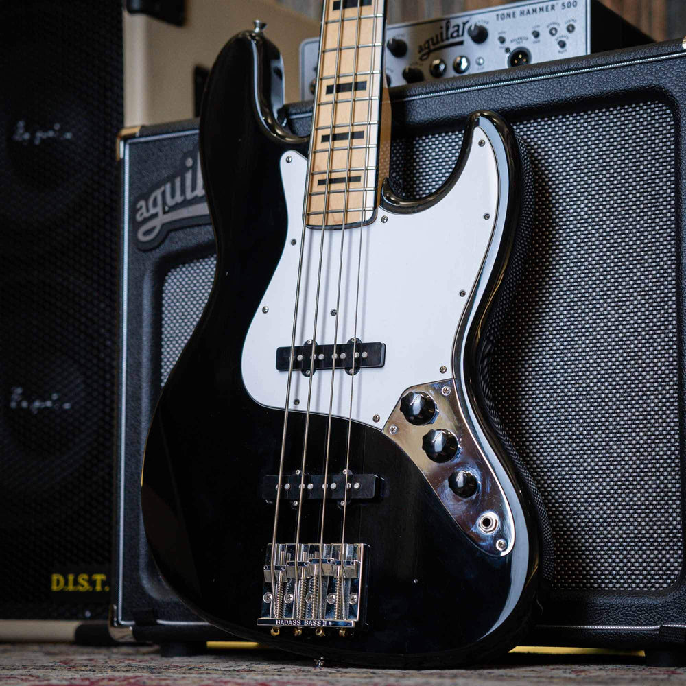 Fender Jazz Bass Geddy Lee Black Mij 2007 (S069259) - Bajo Eléctrico | Cuerpo • Modelo: Jazz Bass Geddy Lee• Madera: Alder• Terminación: Polyurethane Brazo • Madera: Maple• Perfil: “C”• Terminación: gloss• Espaciado: 19 mm• Escala: 34” • Nuez: Synthetic B