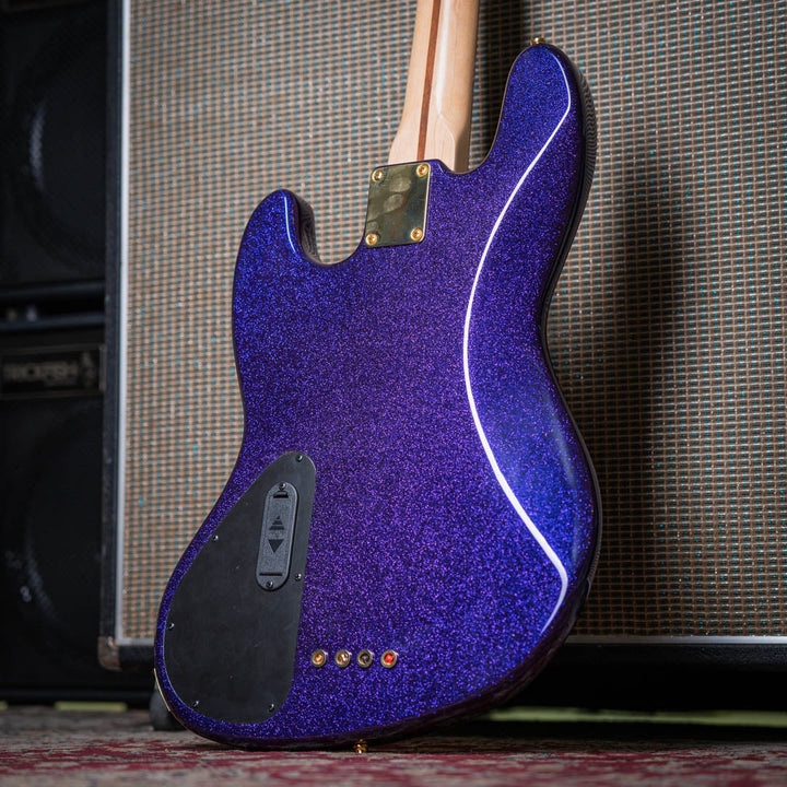 Fender Jazz bass Seymour Duncan SMB4 Sparkle Purple 1998 - Bajo Eléctrico | Este estiloso Fender Jazz salió de la loca mente de nuestros científicos especializados del Funk, equipado con una poderosa cápsula Seymour Duncan SMB4 que trae todo el Power de u