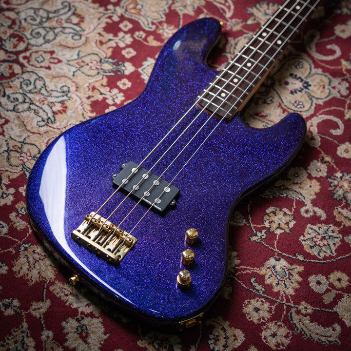 Fender Jazz bass Seymour Duncan SMB4 Sparkle Purple 1998 - Bajo Eléctrico | Este estiloso Fender Jazz salió de la loca mente de nuestros científicos especializados del Funk, equipado con una poderosa cápsula Seymour Duncan SMB4 que trae todo el Power de u