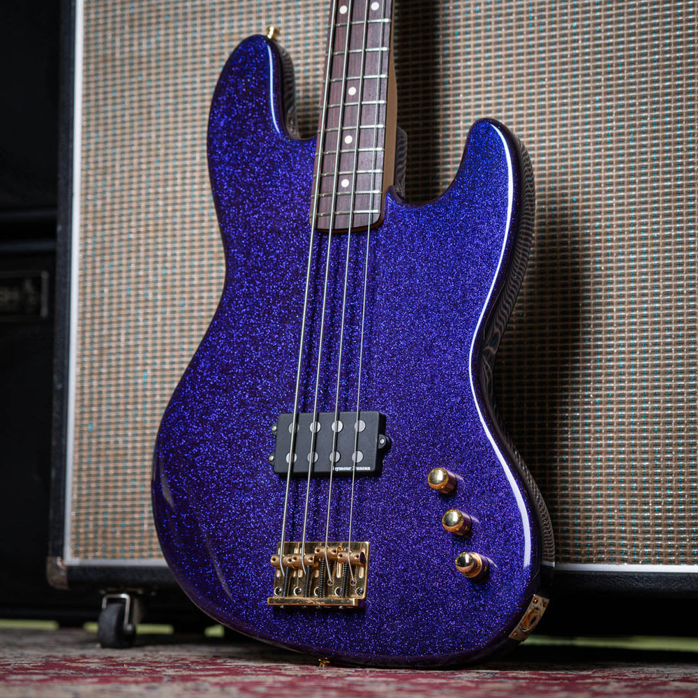 Fender Jazz bass Seymour Duncan SMB4 Sparkle Purple 1998 - Bajo Eléctrico | Este estiloso Fender Jazz salió de la loca mente de nuestros científicos especializados del Funk, equipado con una poderosa cápsula Seymour Duncan SMB4 que trae todo el Power de u