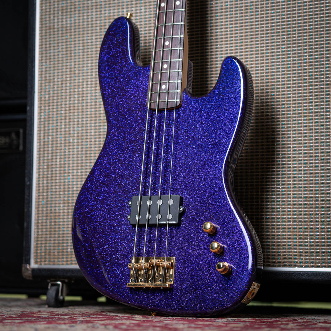 Fender Jazz bass Seymour Duncan SMB4 Sparkle Purple 1998 - Bajo Eléctrico | Este estiloso Fender Jazz salió de la loca mente de nuestros científicos especializados del Funk, equipado con una poderosa cápsula Seymour Duncan SMB4 que trae todo el Power de u