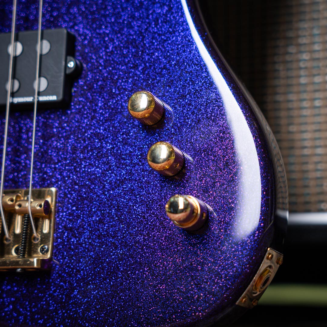 Fender Jazz bass Seymour Duncan SMB4 Sparkle Purple 1998 - Bajo Eléctrico | Este estiloso Fender Jazz salió de la loca mente de nuestros científicos especializados del Funk, equipado con una poderosa cápsula Seymour Duncan SMB4 que trae todo el Power de u