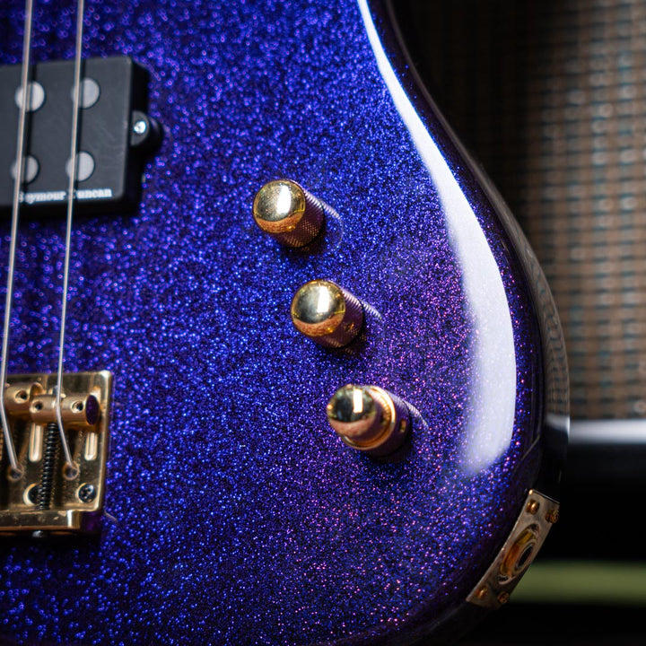 Fender Jazz bass Seymour Duncan SMB4 Sparkle Purple 1998 - Bajo Eléctrico | Este estiloso Fender Jazz salió de la loca mente de nuestros científicos especializados del Funk, equipado con una poderosa cápsula Seymour Duncan SMB4 que trae todo el Power de u