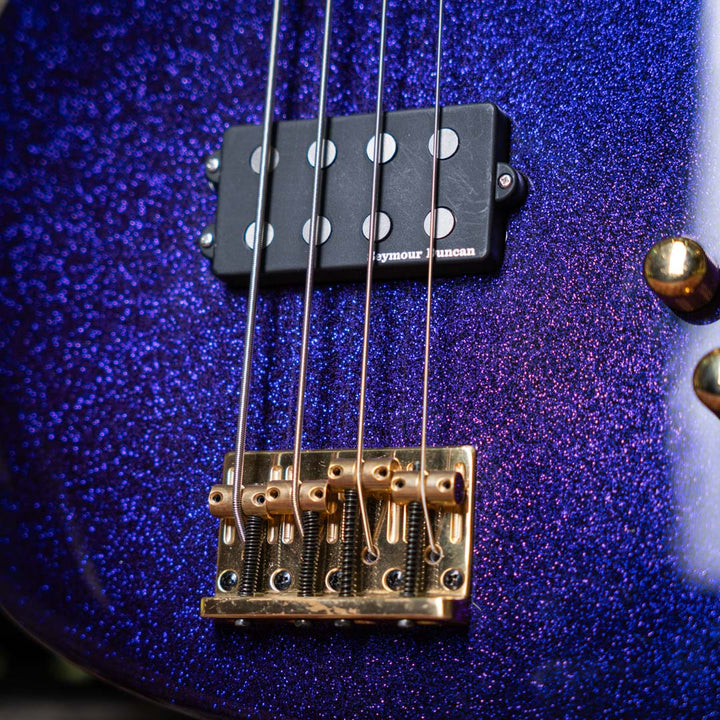 Fender Jazz bass Seymour Duncan SMB4 Sparkle Purple 1998 - Bajo Eléctrico | Este estiloso Fender Jazz salió de la loca mente de nuestros científicos especializados del Funk, equipado con una poderosa cápsula Seymour Duncan SMB4 que trae todo el Power de u