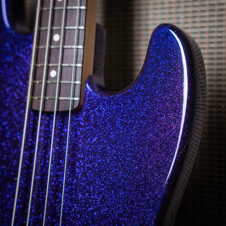 Fender Jazz bass Seymour Duncan SMB4 Sparkle Purple 1998 - Bajo Eléctrico | Este estiloso Fender Jazz salió de la loca mente de nuestros científicos especializados del Funk, equipado con una poderosa cápsula Seymour Duncan SMB4 que trae todo el Power de u