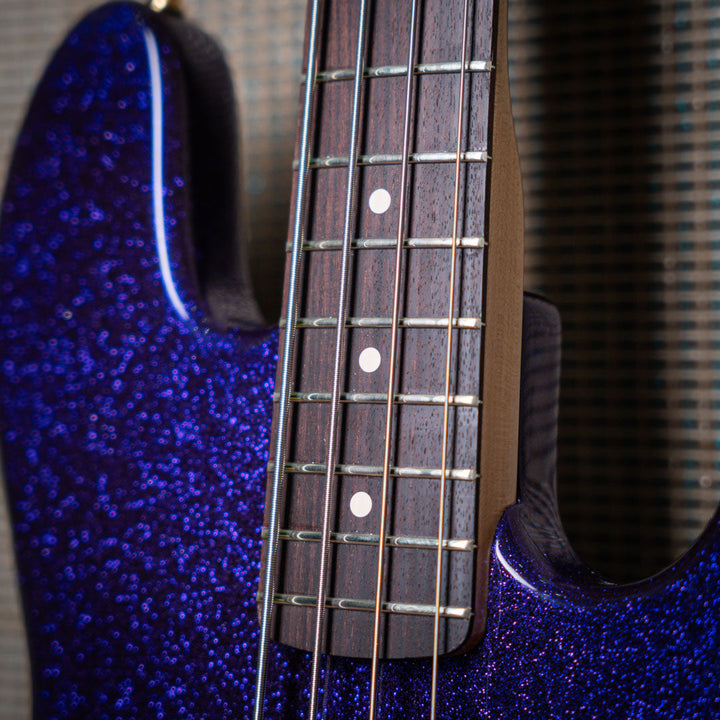 Fender Jazz bass Seymour Duncan SMB4 Sparkle Purple 1998 - Bajo Eléctrico | Este estiloso Fender Jazz salió de la loca mente de nuestros científicos especializados del Funk, equipado con una poderosa cápsula Seymour Duncan SMB4 que trae todo el Power de u