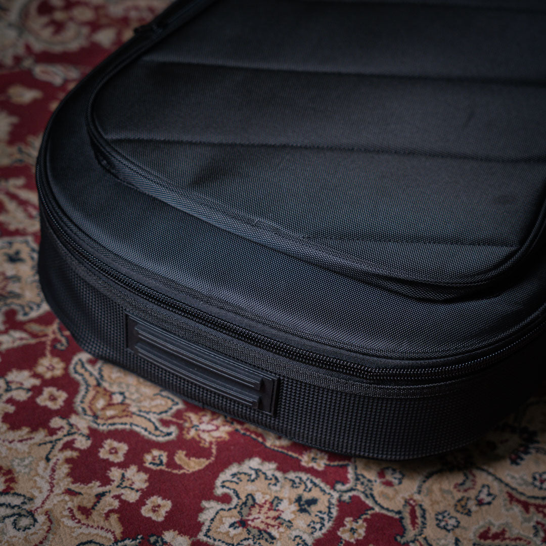 Sire Gig Bag Acoustic - Funda de Guitarra Acústica | Característica • Funda para guitarra acústica.• Moldeado a la forma del instrumento.• Soporte completo para el mástil.• Protege de corrosión y daño por golpes.• Interior de lujo. Dimensiones interiores