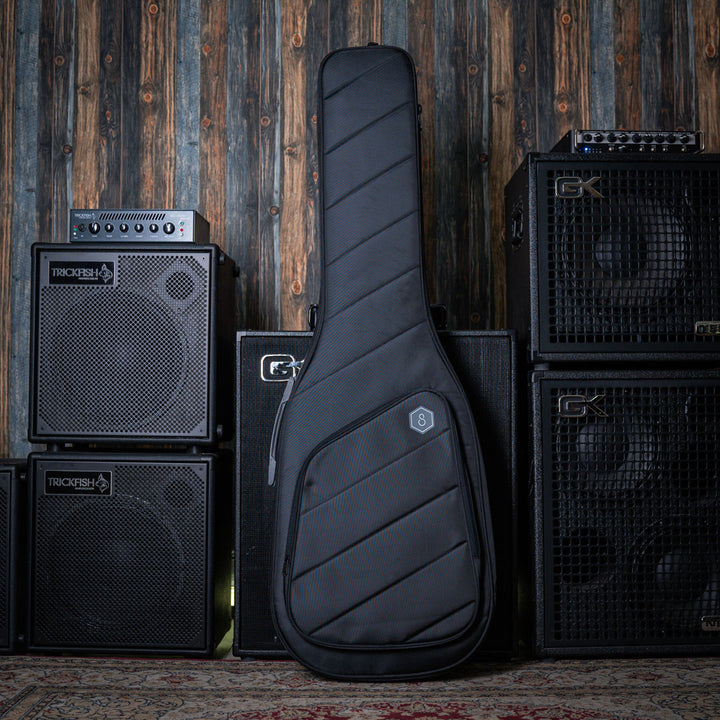 Sire Gig Bag Acoustic - Funda de Guitarra Acústica | Característica • Funda para guitarra acústica.• Moldeado a la forma del instrumento.• Soporte completo para el mástil.• Protege de corrosión y daño por golpes.• Interior de lujo. Dimensiones interiores