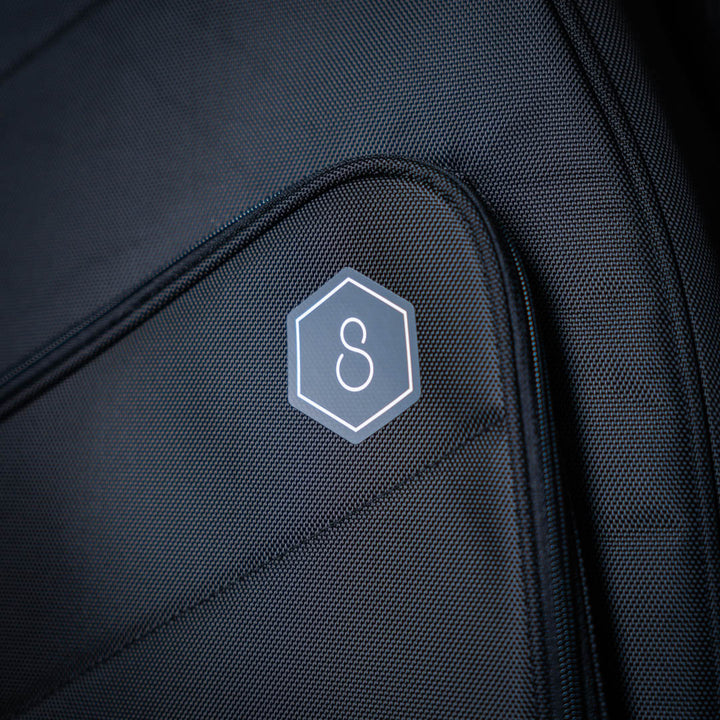 Sire Gig Bag Acoustic - Funda de Guitarra Acústica | Característica • Funda para guitarra acústica.• Moldeado a la forma del instrumento.• Soporte completo para el mástil.• Protege de corrosión y daño por golpes.• Interior de lujo. Dimensiones interiores