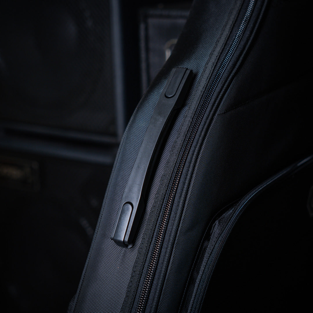 Sire Gig Bag S, T, L & H Serie - Funda de Guitarra Eléctrica | Gig bag for V series basguitars. Designed for easy transport and protection of the instrument. Features robust zip-fastener, ergonomic handle, and compartment for accessories, etc. Features •