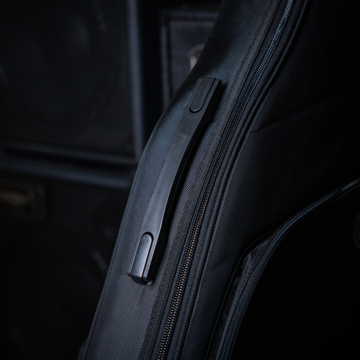 Sire Gig Bag V, P, Z, M & U Serie- Funda de Bajo Eléctrico | Gig bag for V series basguitars. Designed for easy transport and protection of the instrument. Features robust zip-fastener, ergonomic handle, and compartment for accessories, etc. Features • Pa