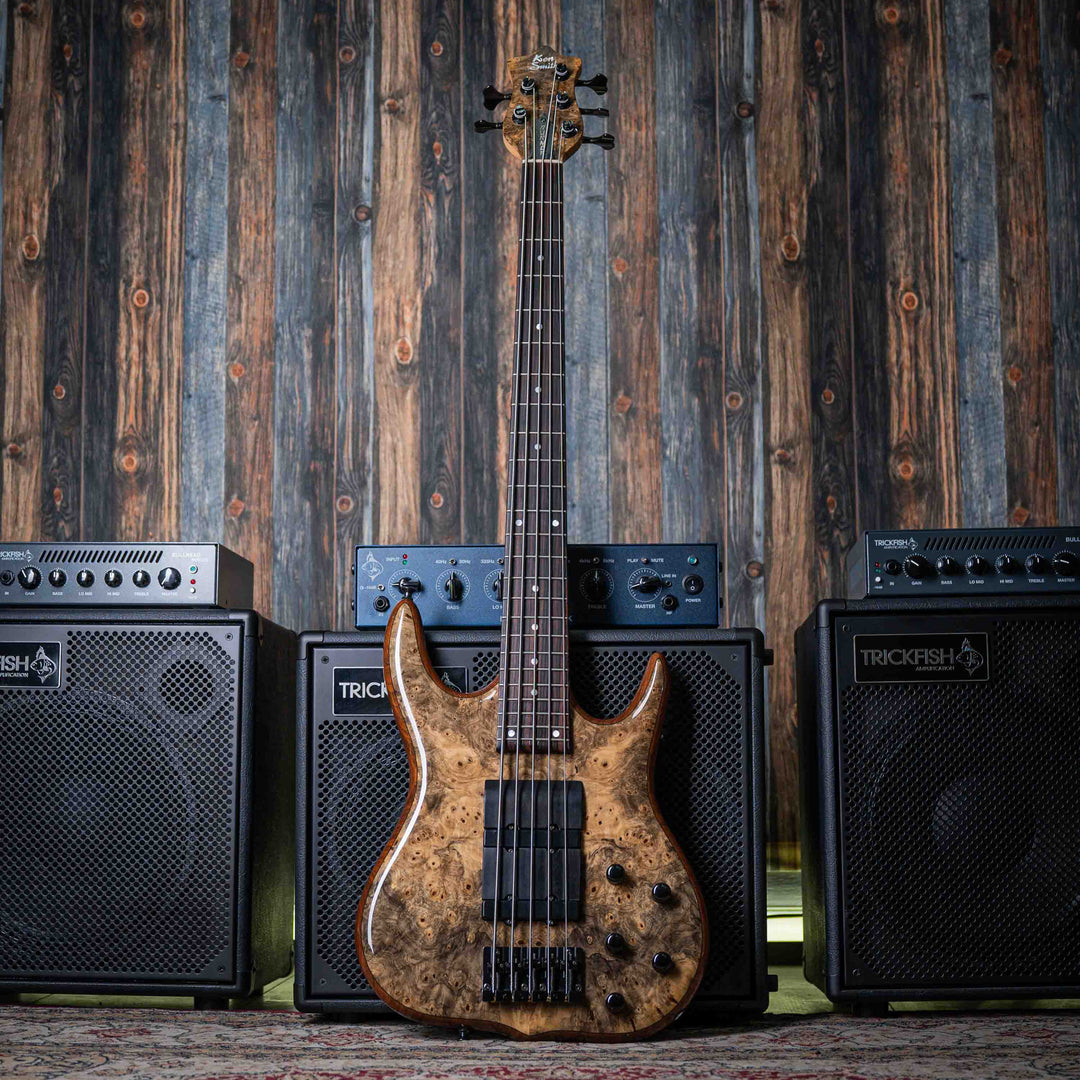 Ken Smith Hadrien Feraud Signature Buckeye Burl 2005 - Bajo Eléctrico | Cuerpo • Modelo: Hadrien Feraud Signature Burner• Madera: Walnut• Top & Back: Buckeye Burl• Terminación: Gloss Brazo • Madera: 3-Piece Hardrock Maple • Perfil: Thin / Fast• Terminació