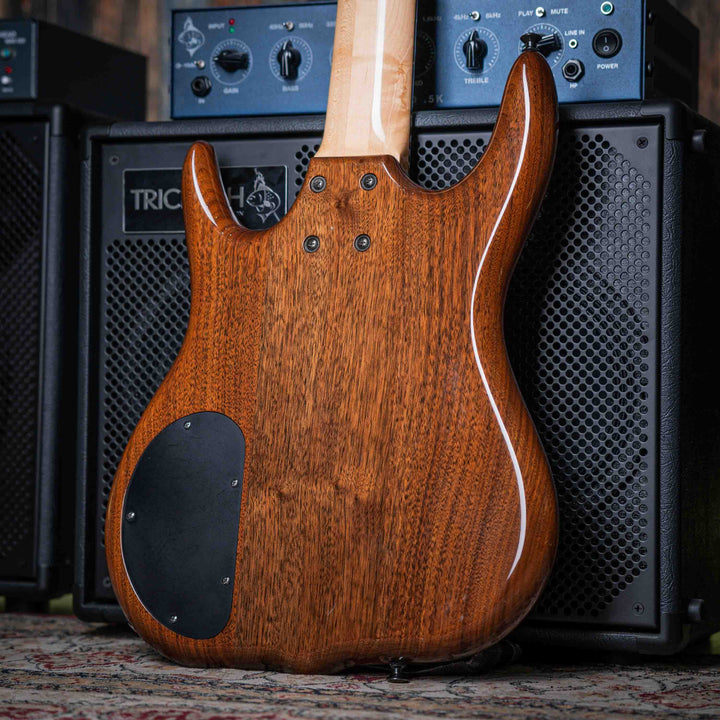 Ken Smith Hadrien Feraud Signature Buckeye Burl 2005 - Bajo Eléctrico | Cuerpo • Modelo: Hadrien Feraud Signature Burner• Madera: Walnut• Top & Back: Buckeye Burl• Terminación: Gloss Brazo • Madera: 3-Piece Hardrock Maple • Perfil: Thin / Fast• Terminació