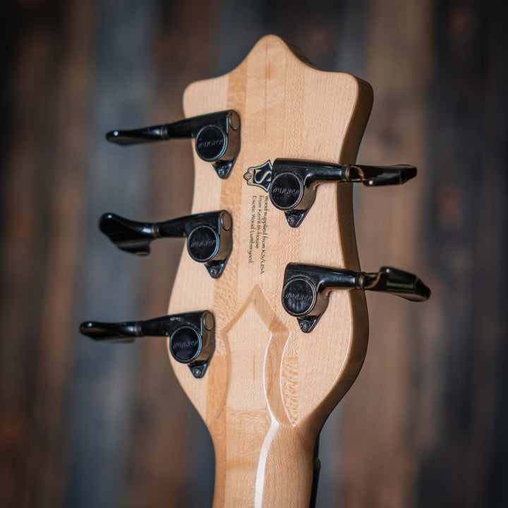 Ken Smith Hadrien Feraud Signature Buckeye Burl 2005 - Bajo Eléctrico | Cuerpo • Modelo: Hadrien Feraud Signature Burner• Madera: Walnut• Top & Back: Buckeye Burl• Terminación: Gloss Brazo • Madera: 3-Piece Hardrock Maple • Perfil: Thin / Fast• Terminació