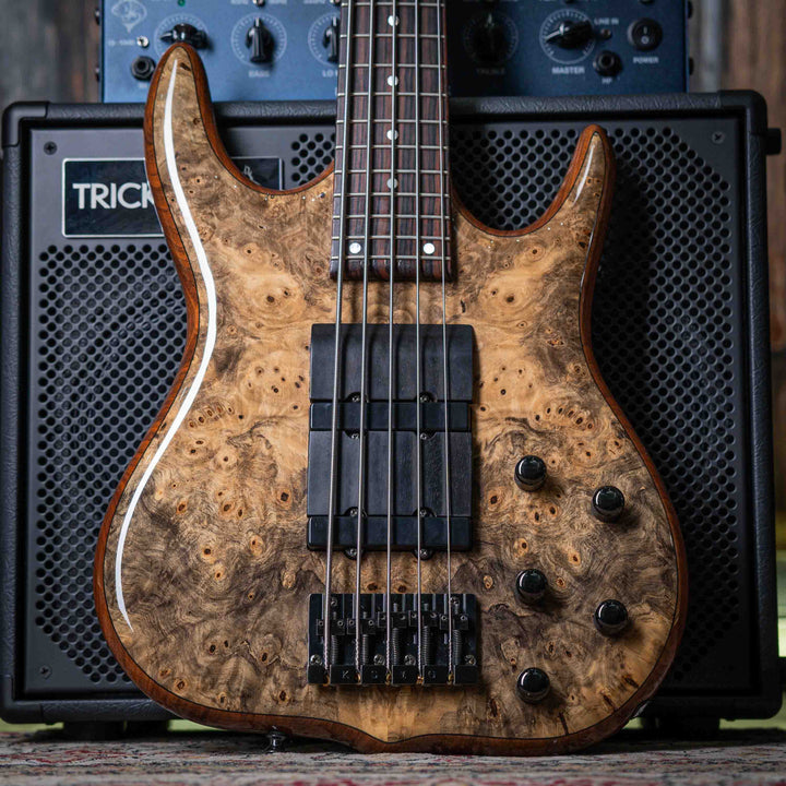 Ken Smith Hadrien Feraud Signature Buckeye Burl 2005 - Bajo Eléctrico | Cuerpo • Modelo: Hadrien Feraud Signature Burner• Madera: Walnut• Top & Back: Buckeye Burl• Terminación: Gloss Brazo • Madera: 3-Piece Hardrock Maple • Perfil: Thin / Fast• Terminació